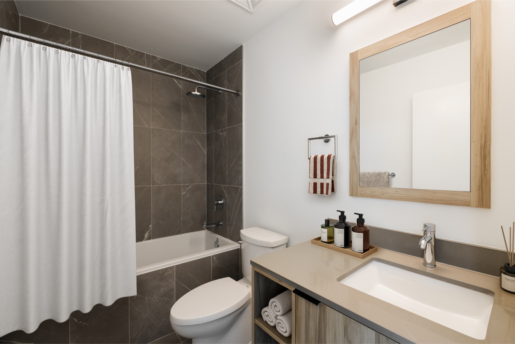 1-Bedroom Bathroom